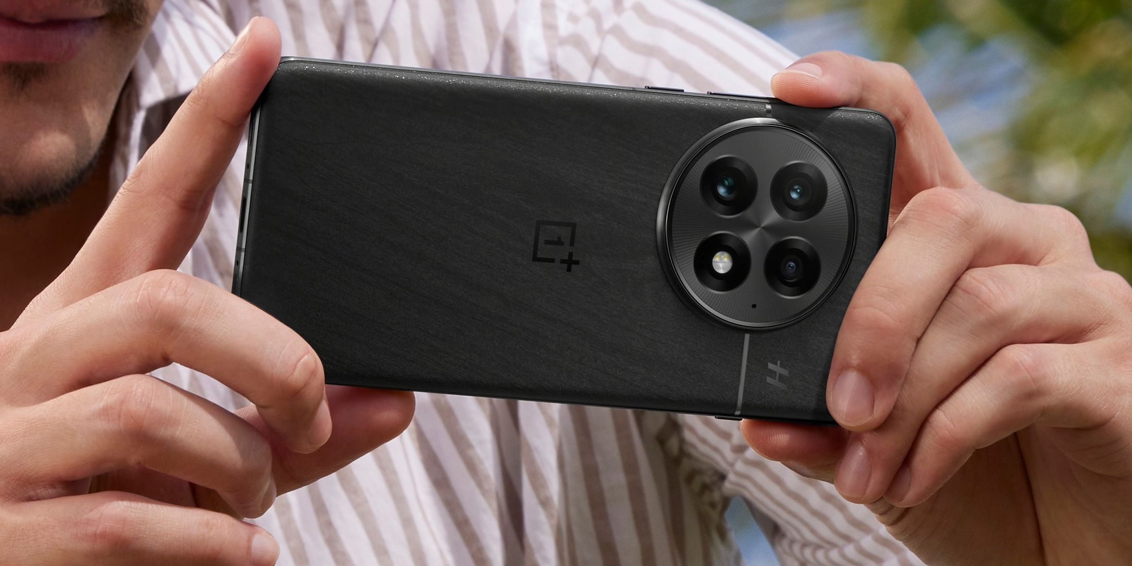 oneplus 13 review - taking a photo