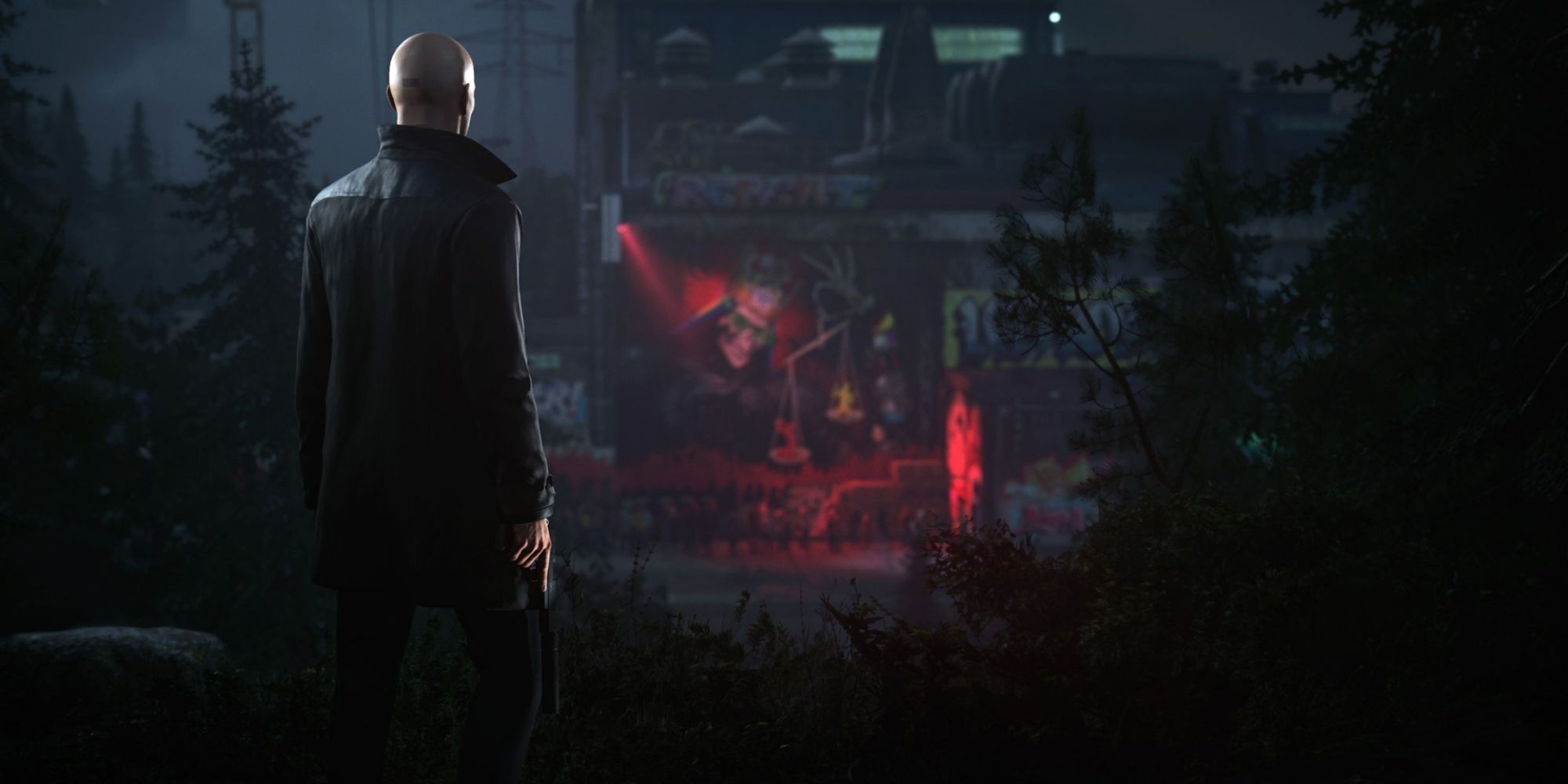 Agent 47 stands outside the club in Berlin in Hitman: World of Assassination.