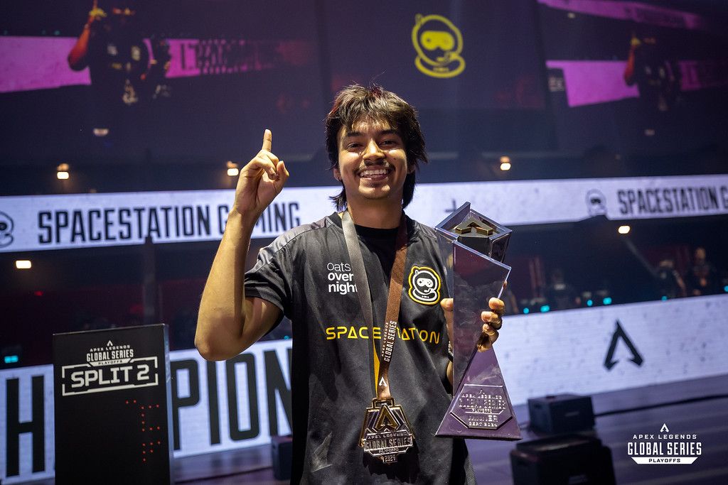 Apex Legends Pro player Phony celebrating with the ALGS trophy