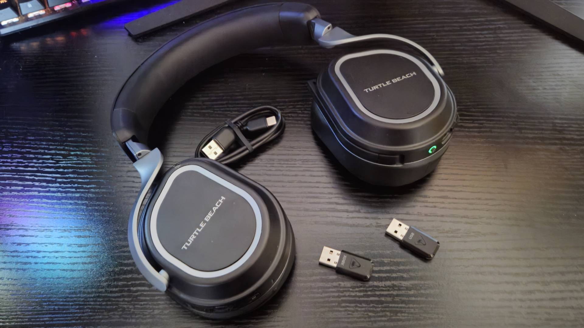 Photo taken by writer Rosalie Newcombe of the accessories of the Turtle Beach Stealth 700 Gen 3 gaming headset.