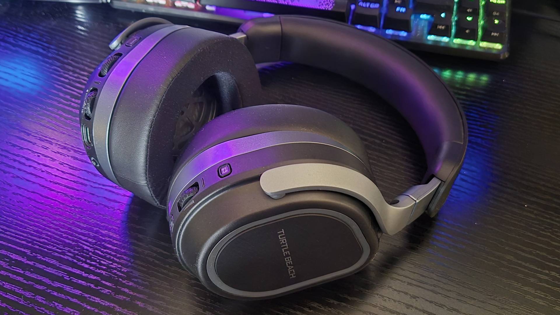 Photo taken by writer Rosalie Newcombe of the side of the Turtle Beach Stealth 700 Gen 3 gaming headset.