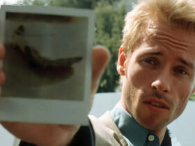 Guy Pearce reveals that he thinks he's "sh*t" in Christopher Nolan's Memento, as he reflects on its 25th anniversary: "I hate what I did"