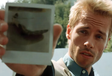 Guy Pearce reveals that he thinks he's "sh*t" in Christopher Nolan's Memento, as he reflects on its 25th anniversary: "I hate what I did"