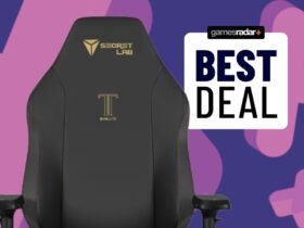 A Secretlab Titan Evo Lite on a purple background, next to a Best Deal stamp