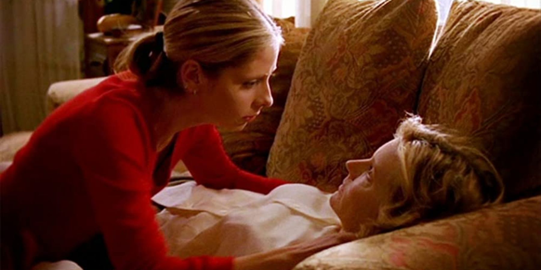 Buffy (Sarah Michelle Gellar) and Joyce Summers (Kristine Sutherland) in Buffy The Vampire Slayer