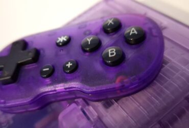 Photo taken by writer Rosalie Newcombe of the CRKD Atomic Purple ATOM bluetooth controller.