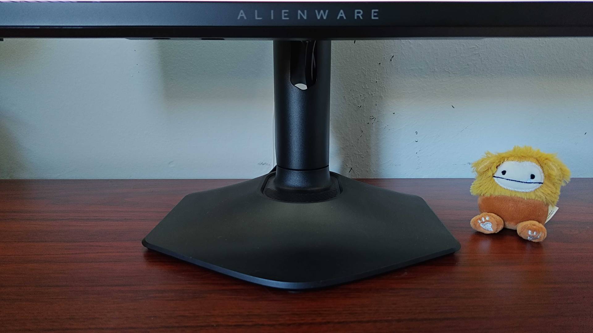 Close up of Alienware AW2725DF monitor stand