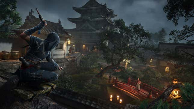 Naoe prepares to throw a blade at an unsuspecting enemy.