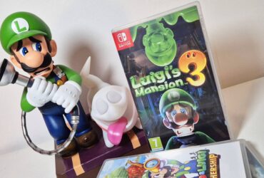 Photo of the F4f Luigi statue looking at a copy of Luigi's Mansion 3 on the Nintendo Switch, taken by writer Rosalie Newcombe.