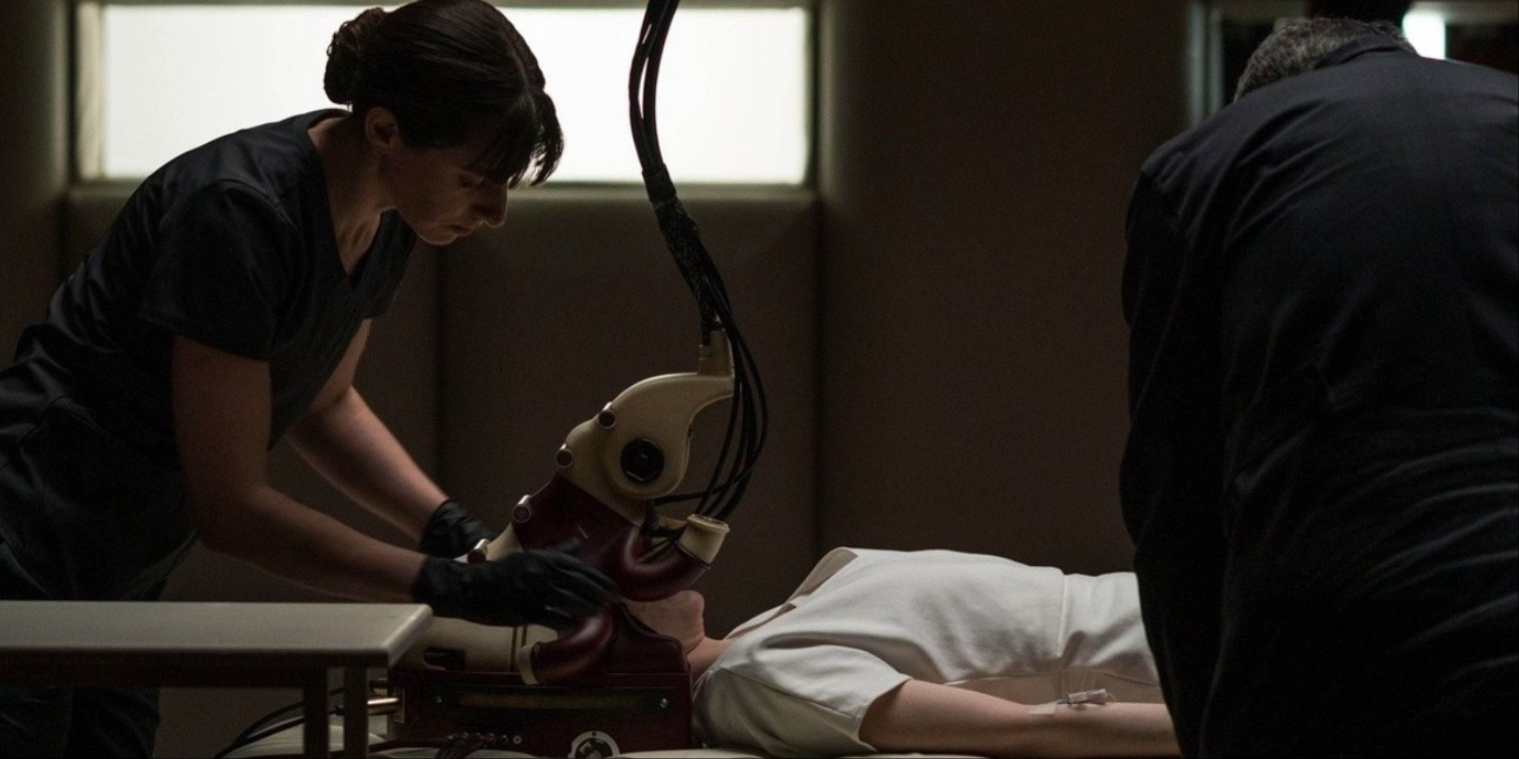 Assassin Tasya Vos going into her machine to possess a person in Possessor.