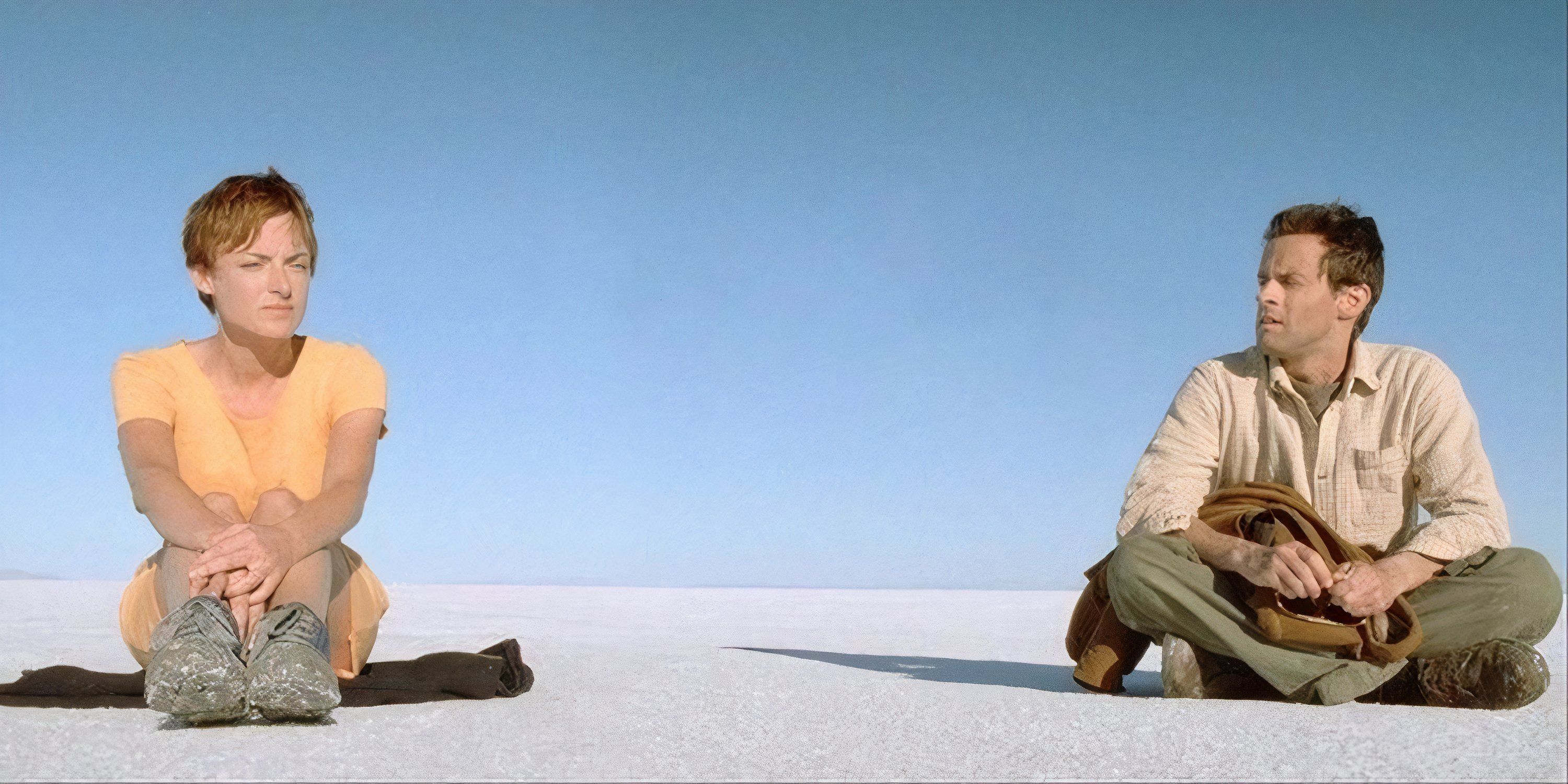 Pascale Bussières and Alexis Martin sitting on the beach in August 32nd on Earth.