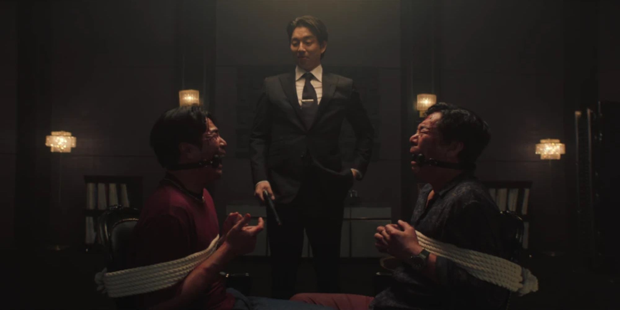 The recruiter forces Mr. Kim and Woo-seok to play with him.