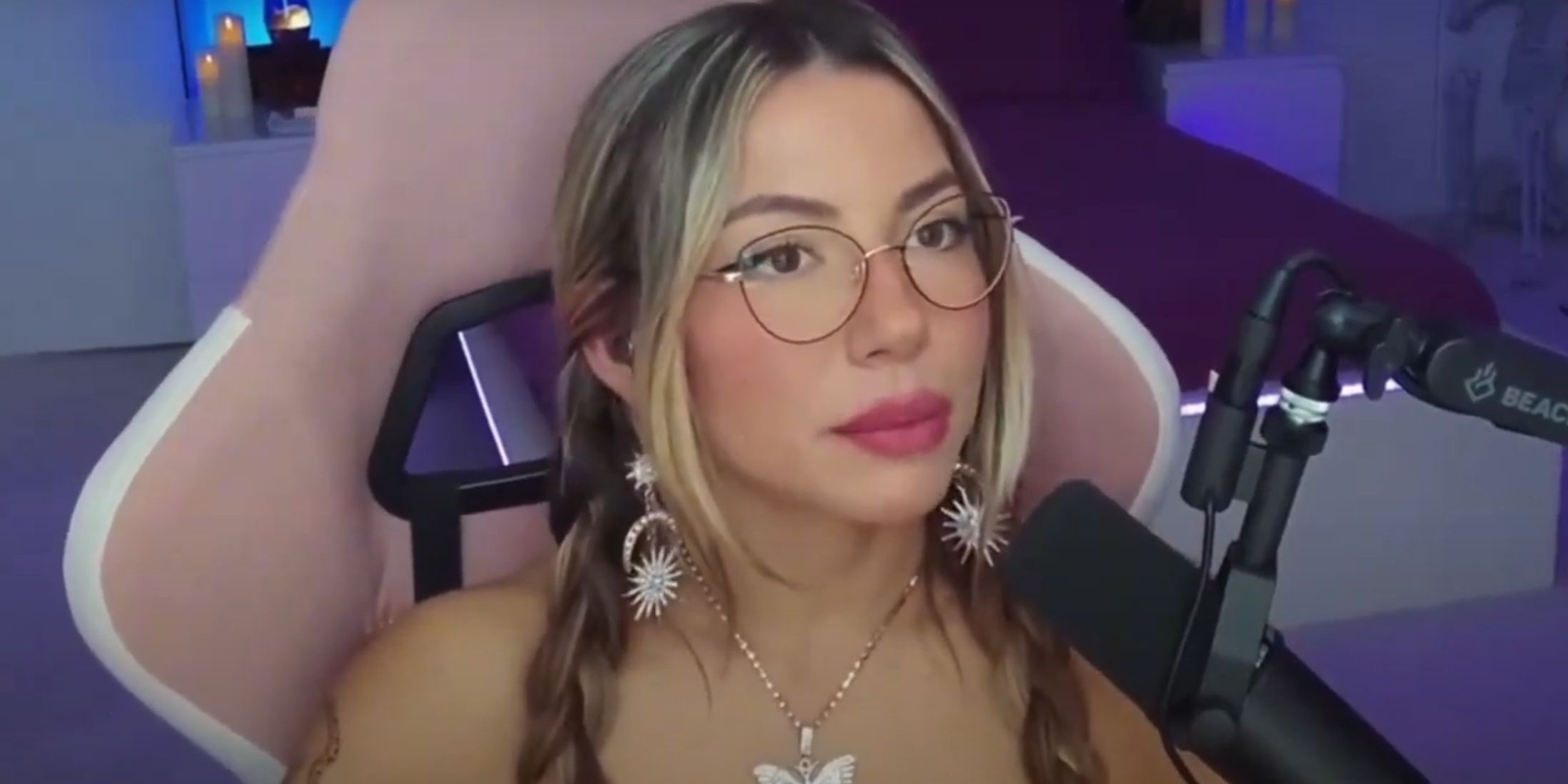 twitch streamer queengloriarp wearing glasses