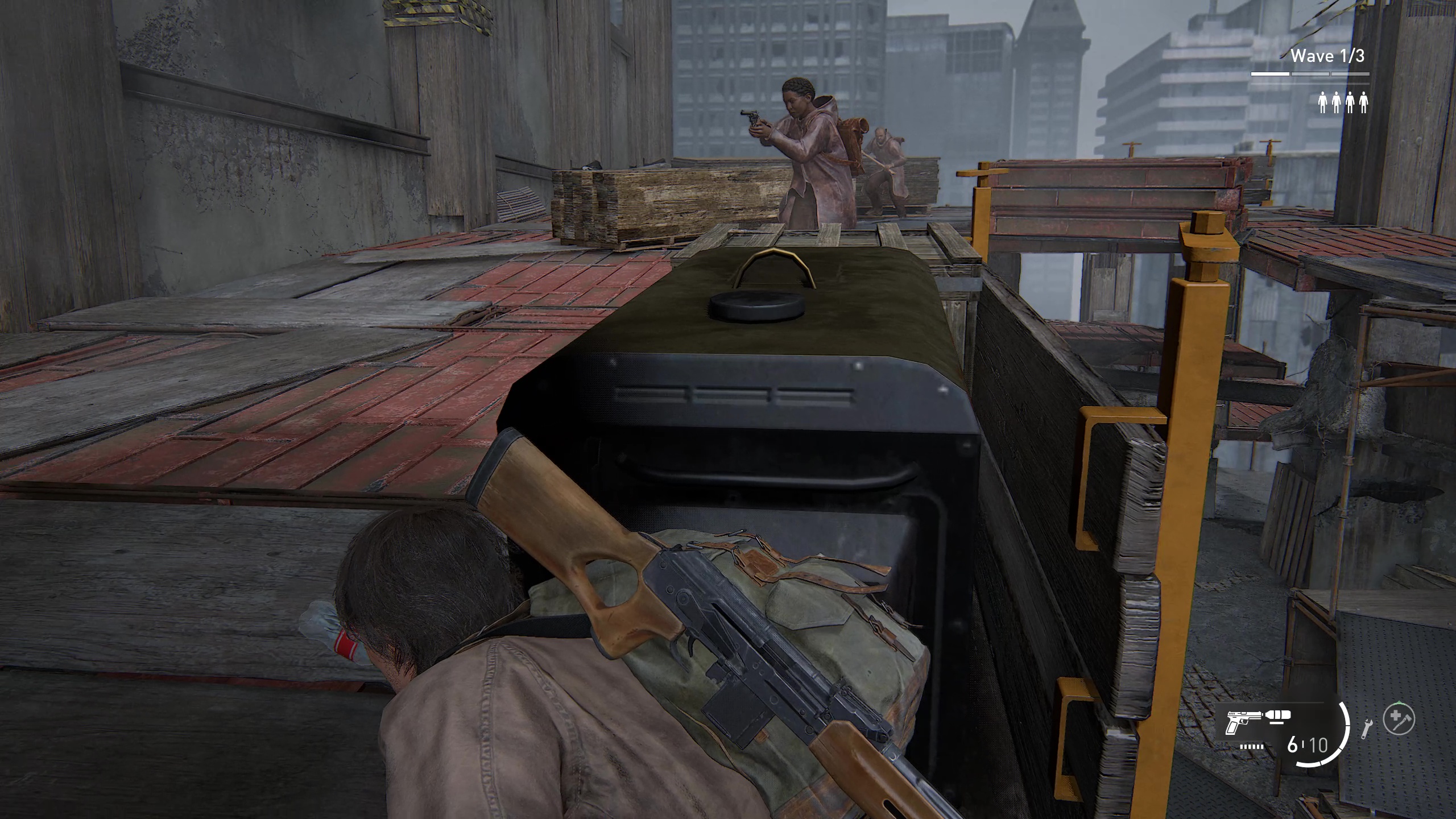 Jessie hides from Seraphites in The Last of Us Part 2 on PC on the Overlook map