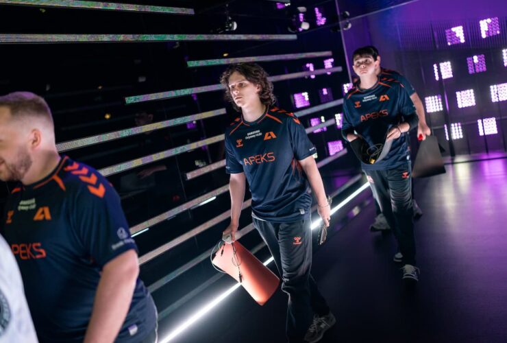 Apeks walking out on stage