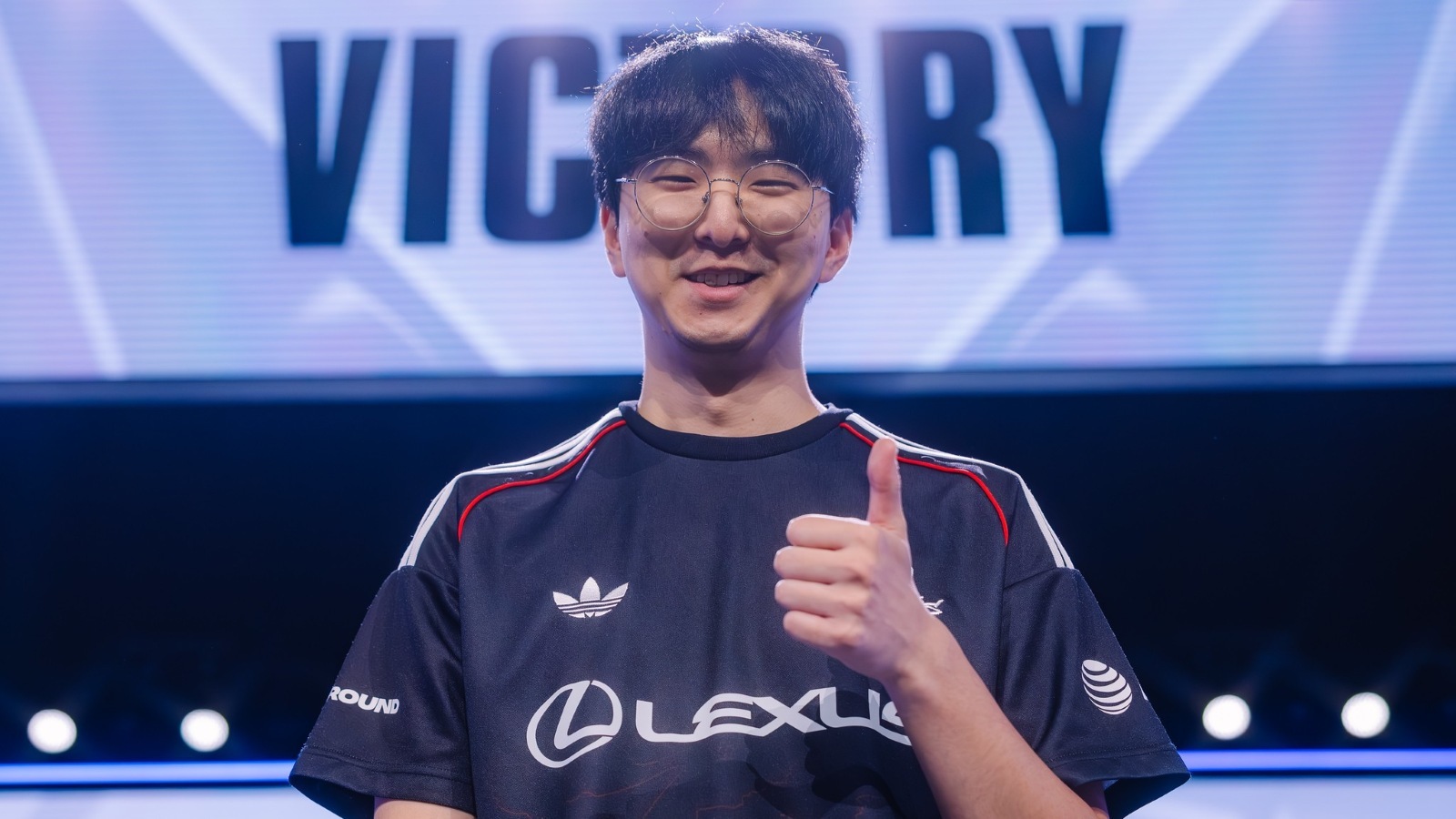 100 Thieves LoL player River doing a thumbs up after beating BLG at Worlds 2025