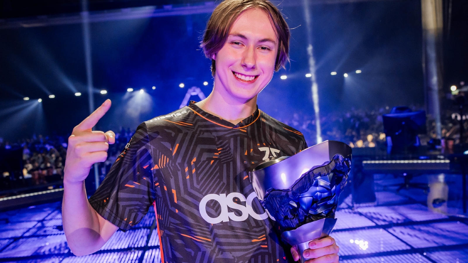 Chronicle smiling holding VCT Masters Tokyo 2023 trophy