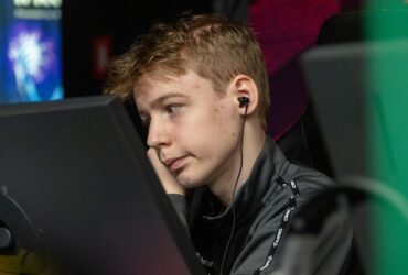 MaiL09 with in-ear monitors while playing Counter-Strike 2