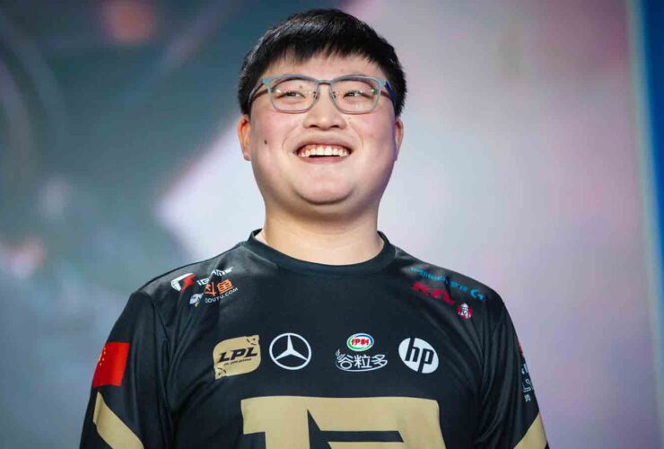 Uzi smiling at League of Legends event while playing for RNG