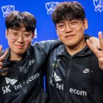 Zeus and Gumayusi posing for photo together