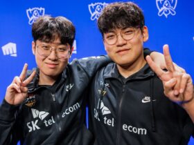 Zeus and Gumayusi posing for photo together