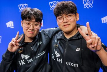 Zeus and Gumayusi posing for photo together