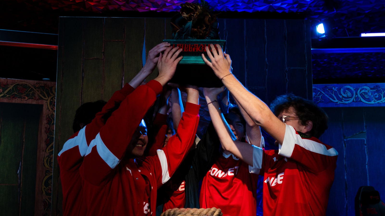 MOUZ lifting PGL Wallachia trophy Dota 2