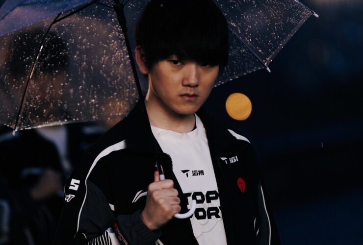 JackeyLove posing at League of Legends esports event