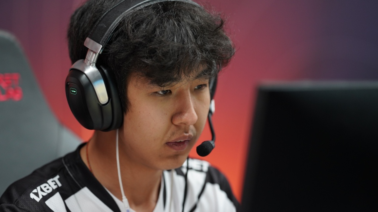 Senzu competing at Counter-Strike event