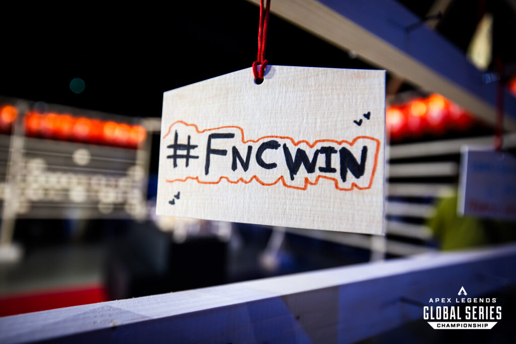 fncwin fnatic sign at apex legends champs 2026